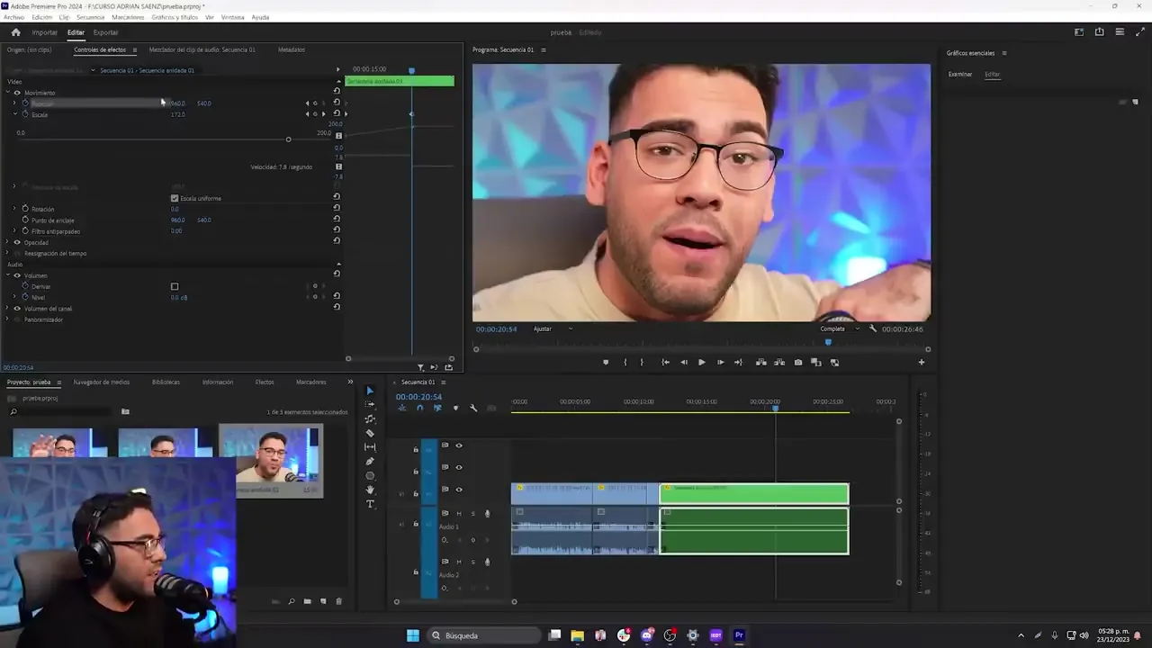Premiere Pro con un clip ampliado por fotogramas clave y la línea de tiempo debajo