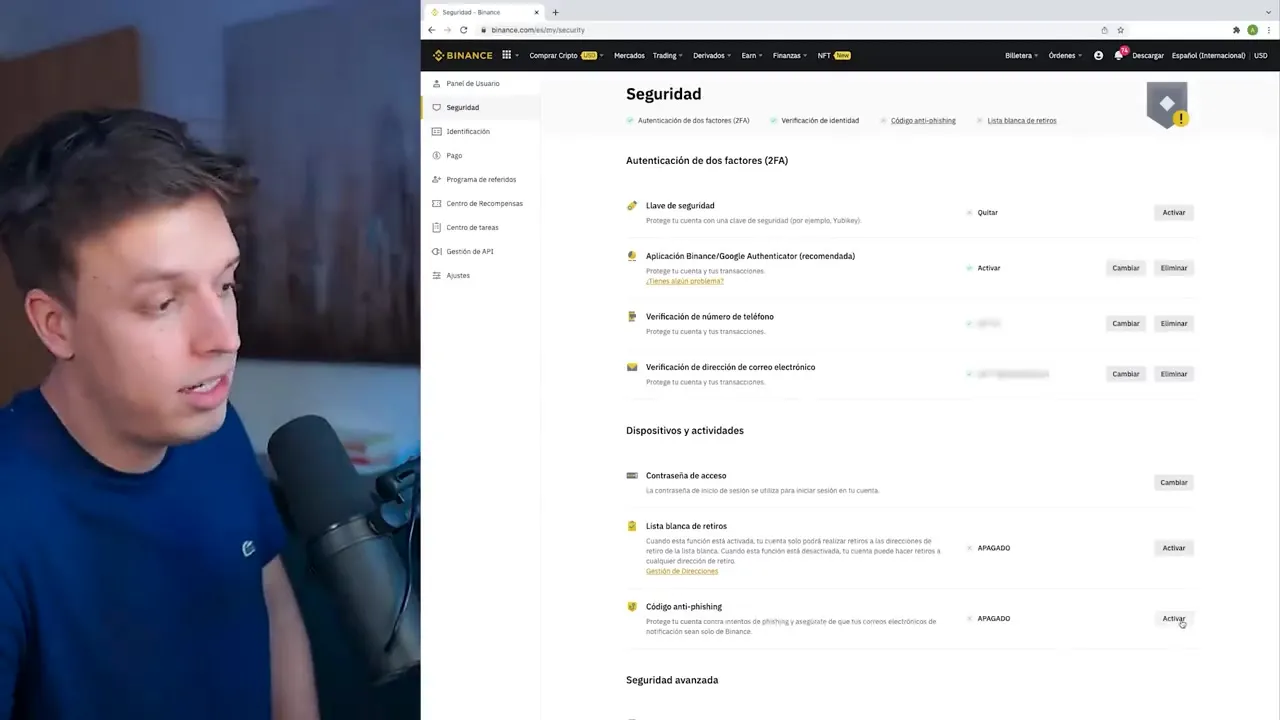 Página de Seguridad de Binance con las opciones de lista blanca de retiros y código anti-phishing