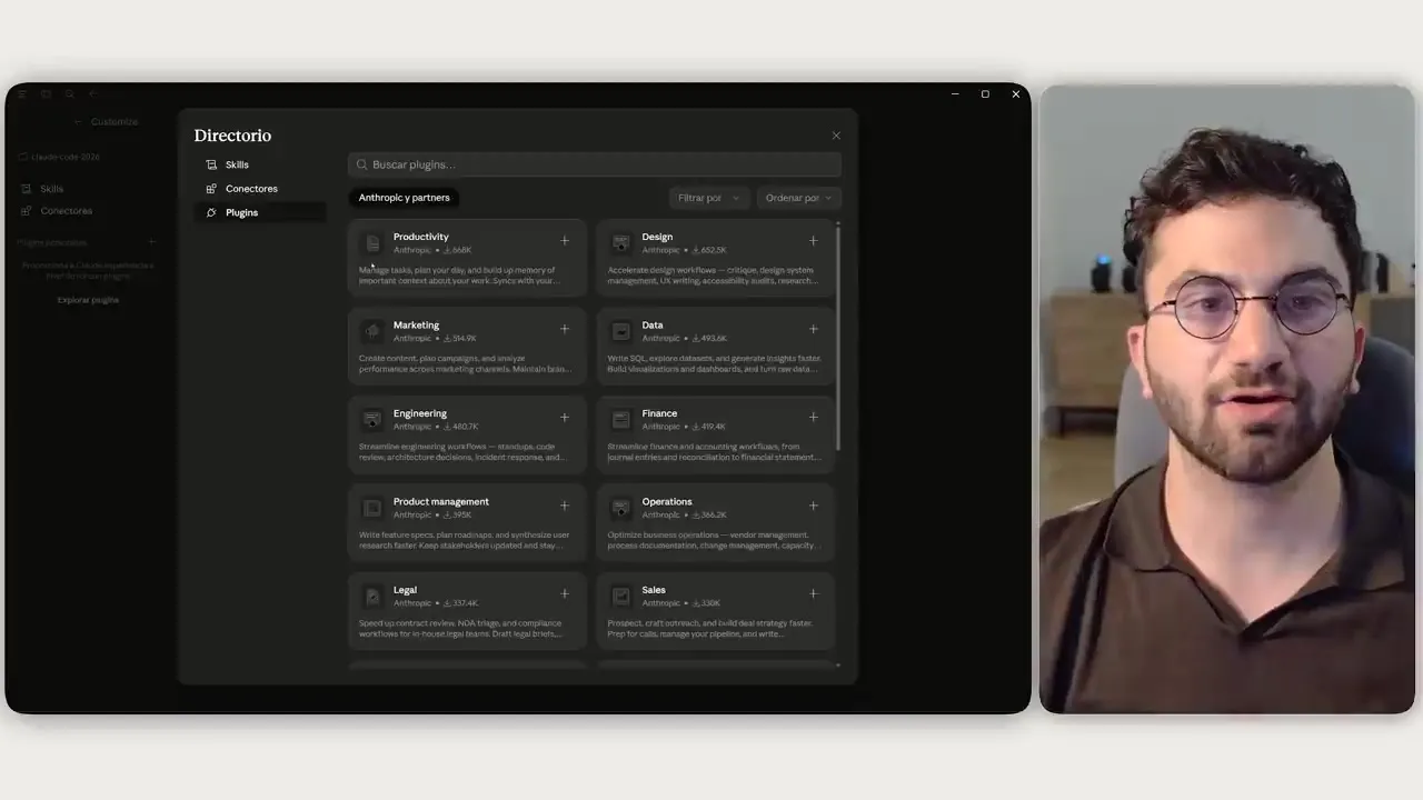 Directorio de Claude con la pestaña Plugins y categorías como productividad, marketing, ingeniería y finanzas