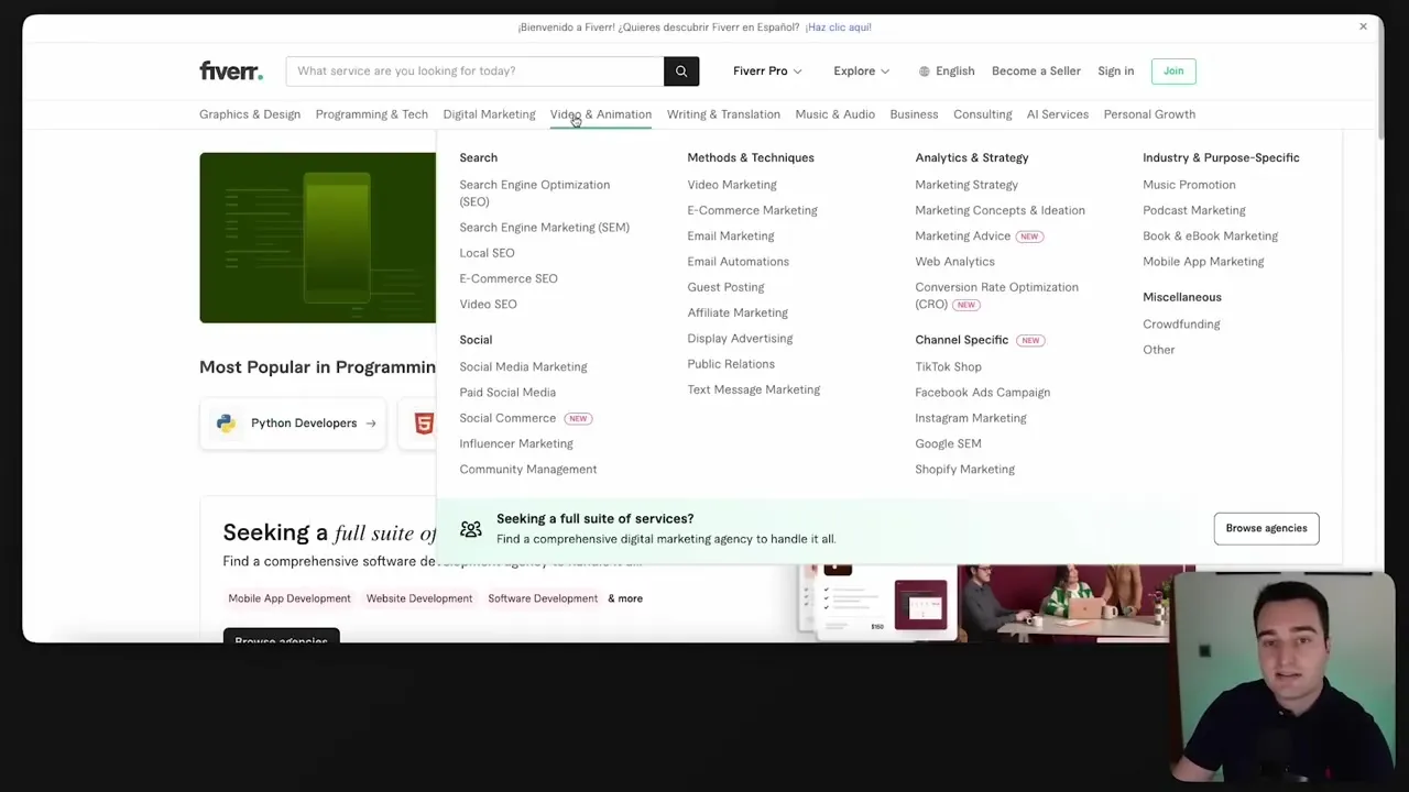 Menú de categorías de Fiverr con servicios de marketing digital y programación desplegados en la página principal