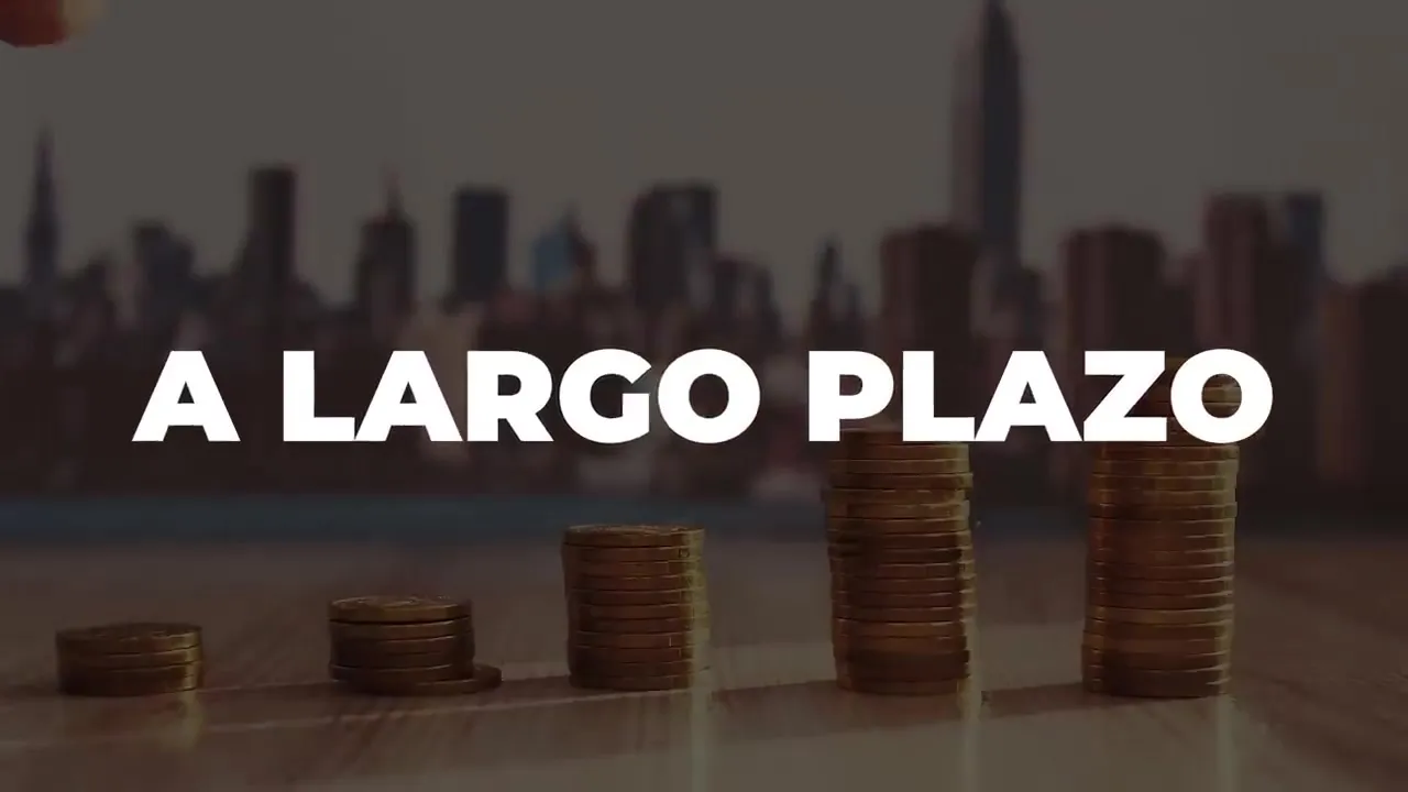 Rótulo A largo plazo sobre pilas de monedas crecientes con una ciudad al fondo